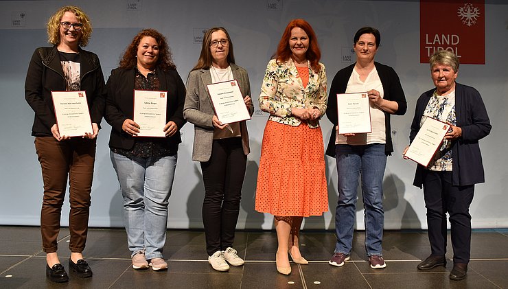 Geehrte aus dem Bezirk Imst mit Landesrätin Cornelia Hagele