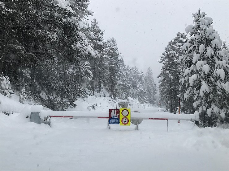 © Land Tirol/Hartmut Neurauter Ein Schranken versperrt die Straße zum Hahntenjoch, die bis zum Frühjahr 2022 gesperrt bleibt.