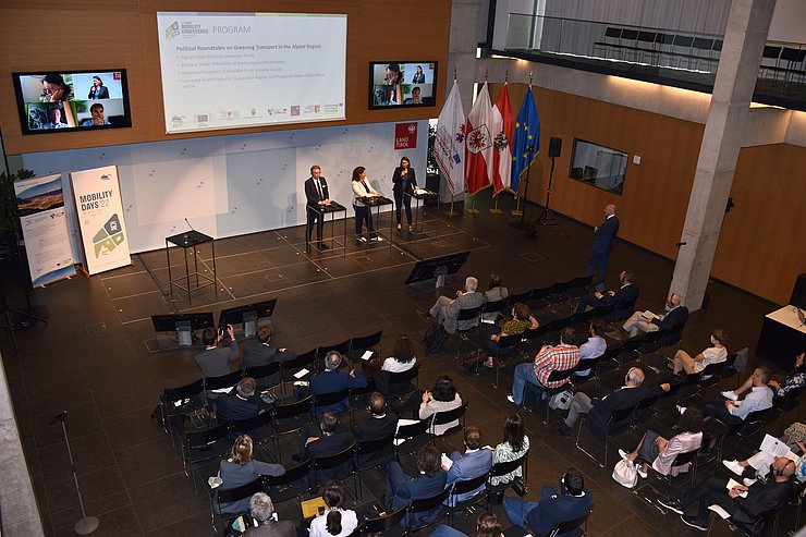 © Land Tirol/Dorfmann Foto von oben auf den Saal mit den TeilnehmerInnen