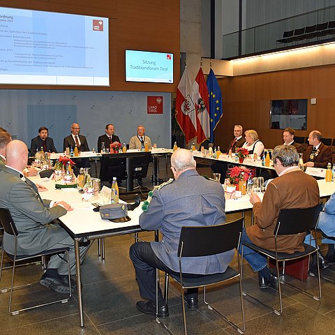 Personen sitzen und diskutieren