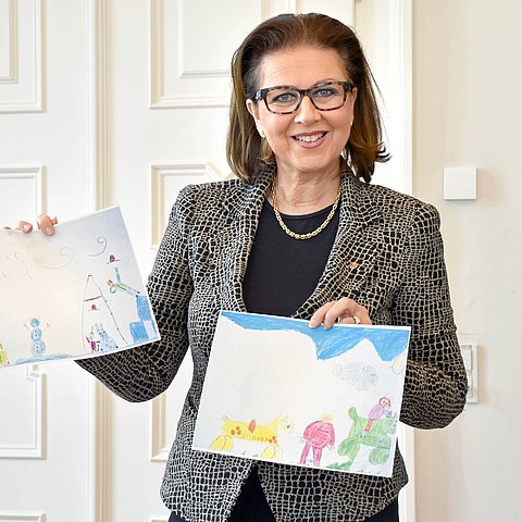 LRin Zoller-Frischauf mit zwei der zahlreichen Zusendungen im Rahmen des Gewinnspiels für Tiroler Familien: Die Schwestern Anna (6 Jahre) und Sarah (9 Jahre) Ennemoser aus Niederthai im Ötztal zeigten mit ihren Zeichnungen, dass man zu jeder Jahreszeit im Garten spielen kann.