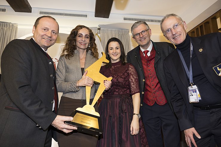 © Land Tirol/Sedlak (v.li.) LHStv Josef Geisler, LRin Eva Pawlata, LRin Astrid Mair, Bgm Klaus Winkler und KSC-Präsident Michael Huber.
