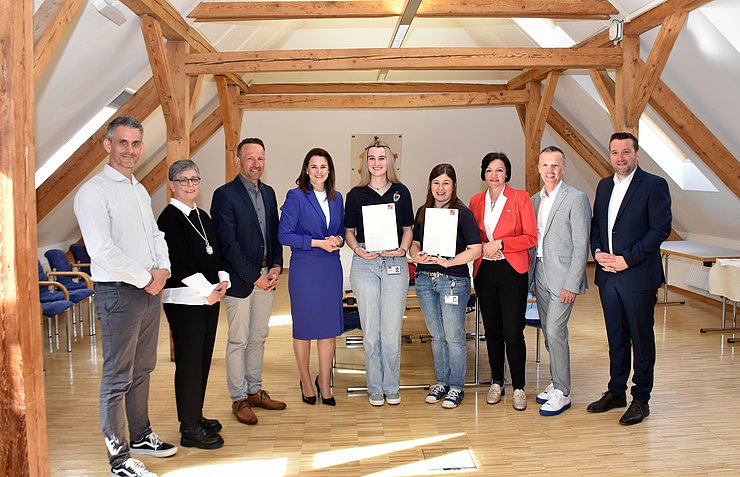 © Land Tirol/Gerzabek V. li. bei der Auszeichnungsfeier Mario Schütz (Direktor Tiroler Fachberufsschule für Handel und Büro – Imst), Manuela Thaler (stellvertretende Personalchefin des allgemein-öffentlichen Krankenhauses St. Vinzenz Zams), Patrik Wolf (Bgm Pettneu am Arlberg), Arbeits- und Jugendlandesrätin Astrid Mair, „Lehrling des Monats März 2025“ Chiara Starjakob, Sabrina Haid (Lehrlingsausbilderin allgemein-öffentliches Krankenhaus St. Vinzenz Zams), Andrea Ager (Vizepräsidentin Arbeiterkammer Tirol), Otmar Ladner (Bezirksstellenleiter Landeck Wirtschaftskammer Tirol) und Benedikt Lentsch (Bgm Zams).