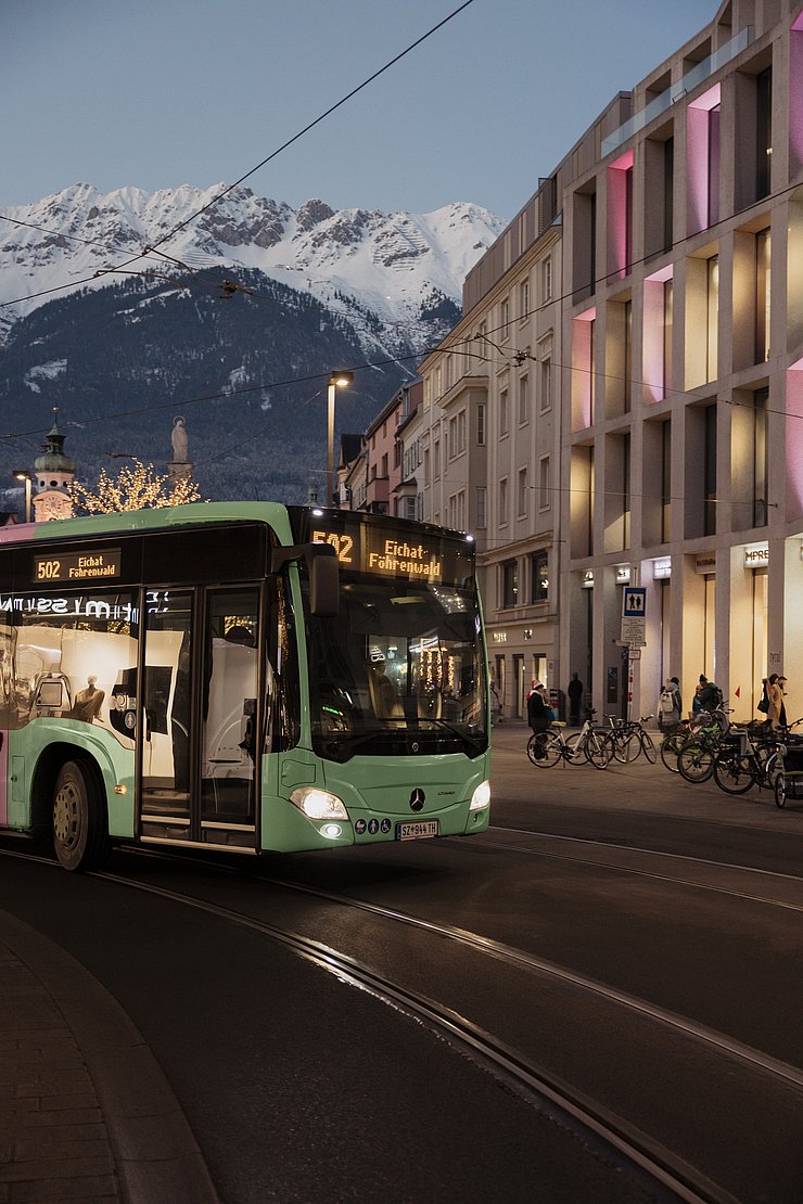 Ein Bus ist zu sehen.