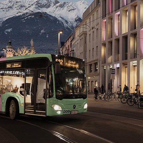 Ein Bus ist zu sehen.