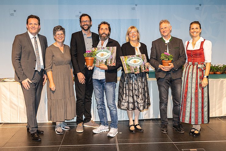 LR René Zumtobel (1.v.li.), Obfrau des Tiroler Bildungsforum Bettina Ellinger (1.v.re.) und Matthias Karader, Projektkoordinator Natur im Garten (3.v.li.), GemeindevertreterInnen und Natur im Garten BeraterInnen des Tiroler Bildungsforum mit Geehrten aus dem Bezirk Landeck.