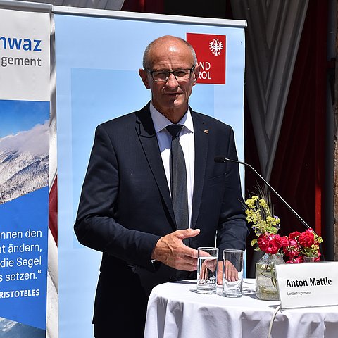 LH Anton Mattle steht bei der Pressekonferenz hinter einem weißen Tisch.