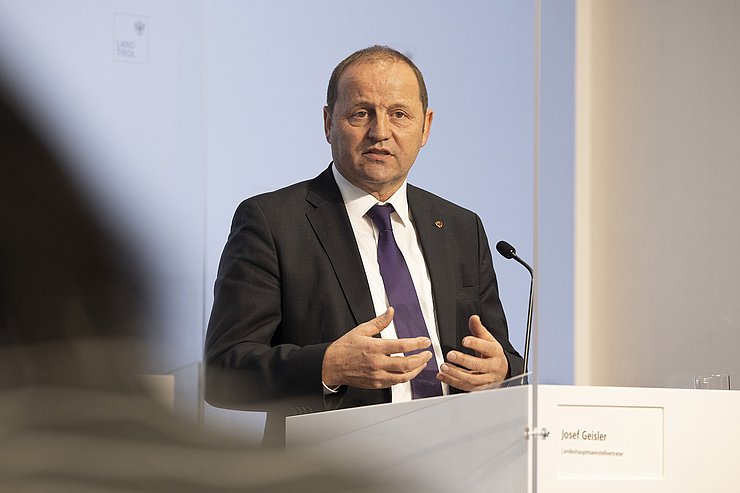 © Land Tirol/Die Fotografen LHStv Geisler am Rednerpult