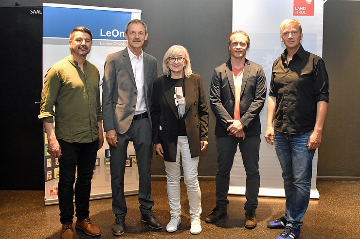 © Land Tirol/Huldschiner von links v.l. Bernhard Raneburger (Produktionsleiter Medienzentrum), Michael Kern (Fachbereichsleiter Medienzentrum), LRin Beate Palfrader, Bernhard Holzhammer (Filmfirma Eutopia) und Andreas Mattersberger (Schauspieler)