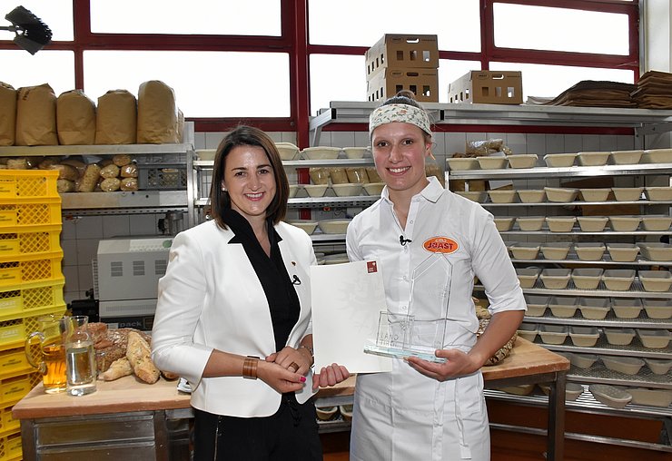 © Land Tirol/Gerzabek Jugend- und Arbeitslandesrätin Astrid Mair gratulerte Theresa Lindsberger zum "Lehrling des Monats Juni 2023".