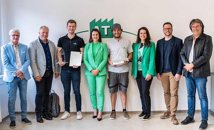 V. li. bei der Auszeichnungsfeier Reinhard Ehrenstrasser (Direktor Tiroler Fachberufsschule für Bautechnik und Malerei Absam), Stefan Weirather (Bgm Imst), Juniorchef Lukas Huber (Firma AT-Thurner Bau GmbH), Arbeits- und Jugendlandesrätin Astrid Mair, „Lehrling des Monats Mai 2023“ David Pfausler, Elena Bremberger (Bezirksstellenleiterin Imst Wirtschaftskammer Tirol), Klaus Rainer (Vizepräsident Arbeiterkammer Tirol) und Ingo Mayr (Bgm Roppen).