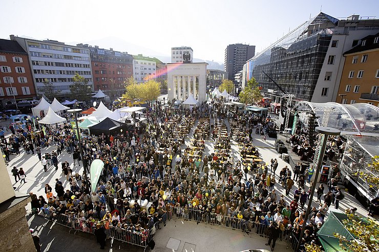 Übersichtsfoto Landhausplatz mit vielen Menschen
