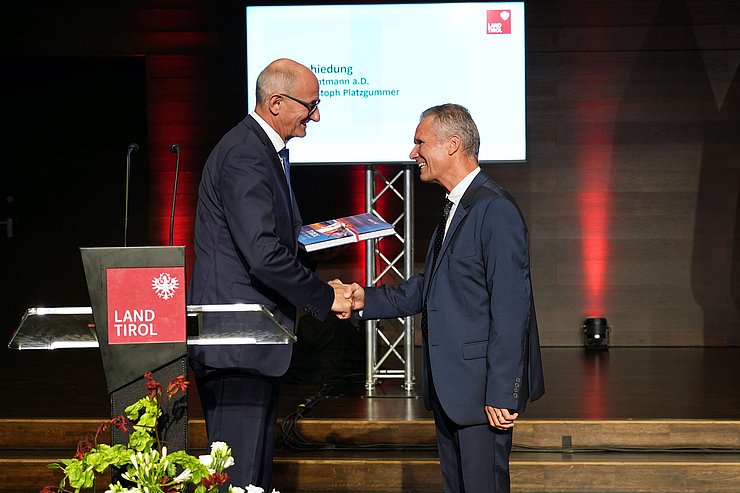 © Land Tirol/Pölzl Lh Mattle schüttelt BH Platzgummer die Hand