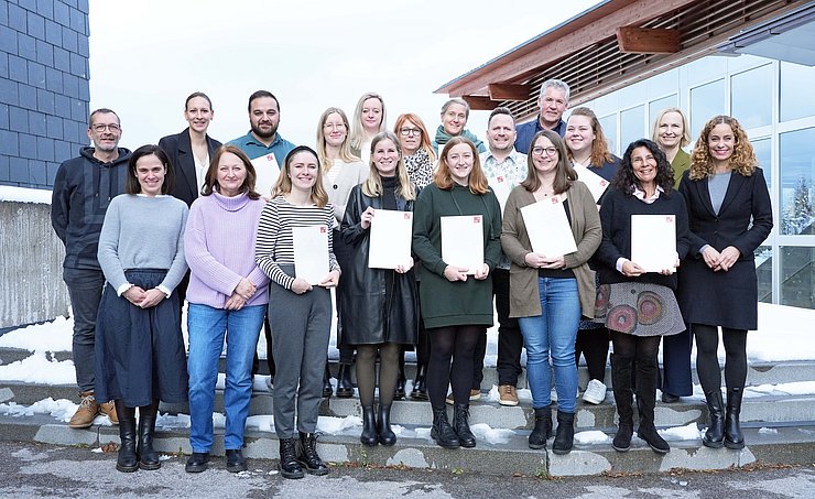 © Land Tirol/Hörmann Gruppenfoto - TeilnehmerInnen halten Teilnahmebestätigungen