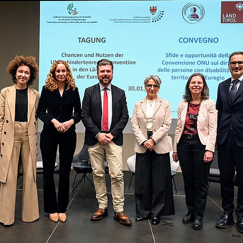 Personen stehen nebeneinander