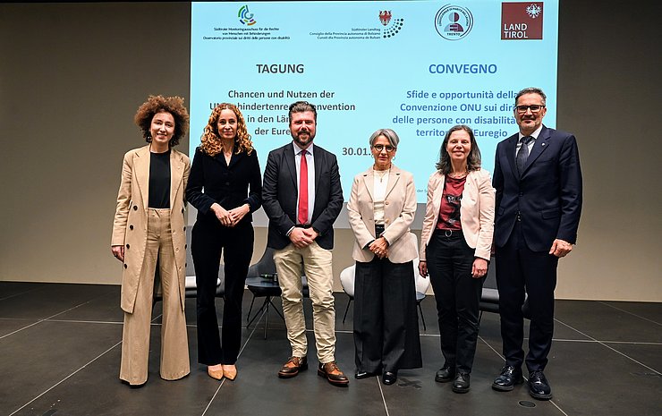 Personen stehen nebeneinander