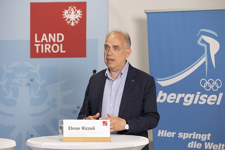 © Land Tirol/Die Fotografen Rizzoli bei PK sprechend