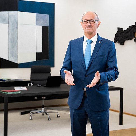 LH Anton Mattle bei den AUfnahmen zur Radiorede in seinen Amtsräumlichkeiten im Innsrucker Landhaus. 