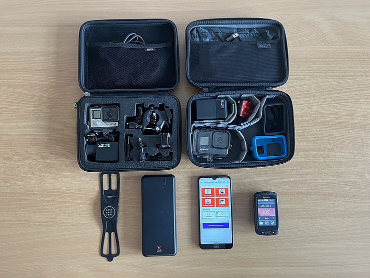 © Land Tirol/Abt. Geoinformation Foto: Technische Hilfsmittel bei der Befahrung 2024: Action-Kameras, Smartphone, GPS-Gerät, Powerbank und Halterung.