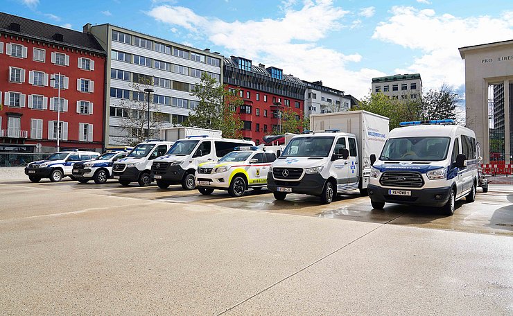 © Land Tirol/Hörmann Wasserrettungsfahrzeuge (SUV, Klein-LKW, Manschaftstransporter) auf Landhaus parkend