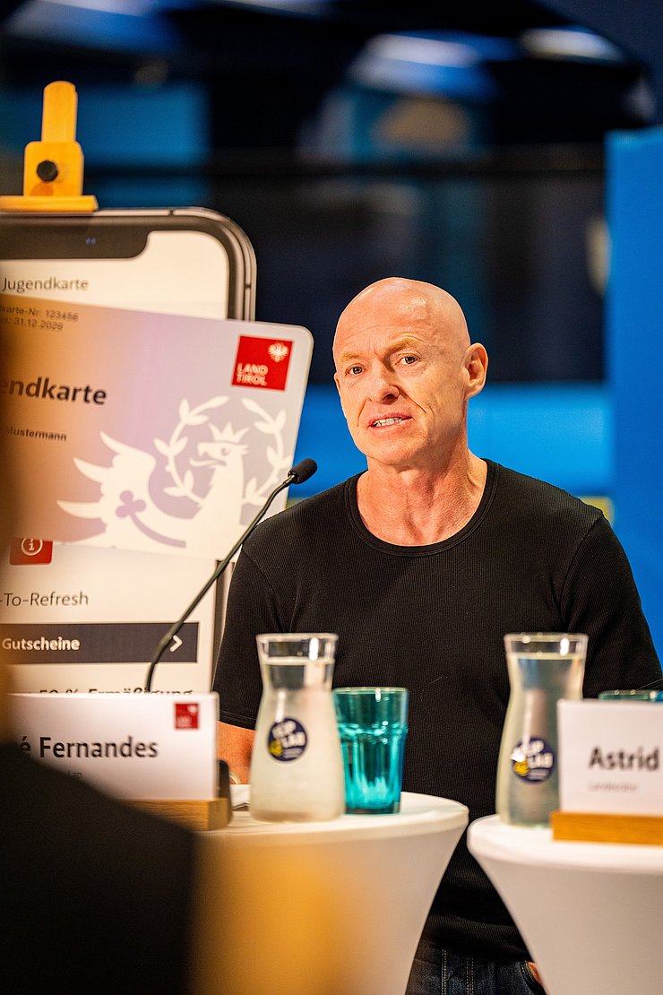 © Land Tirol/Christanell Fernandes bei PK redend