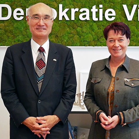 Landtagspräsidentin Sonja Ledl-Rossmann und Japans Botschafter Akira Mizutani trafen sich im Alten Landhaus zum Arbeitsgespräch.