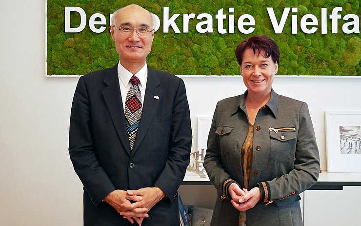 © Landtagsdirektion Tirol/Oswald Landtagspräsidentin Sonja Ledl-Rossmann und Japans Botschafter Akira Mizutani trafen sich im Alten Landhaus zum Arbeitsgespräch.