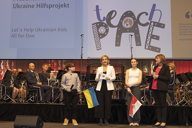 © Land Tirol/Die Fotografen Der 13-jährige Jeremy vom Akademischen Gymnasium Innsbruck startete über seine Familie und seine Schule eine große Hilfsaktion für Schulmaterial für Flüchtlingskinder.