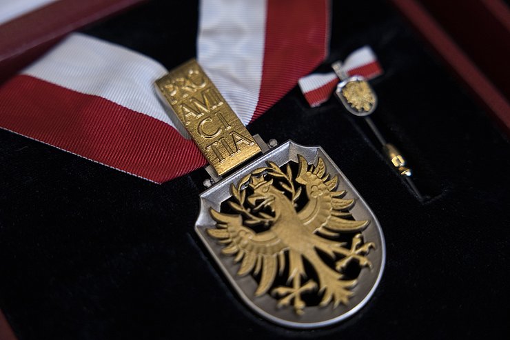 Jährlich werden die Tiroler Adler-Orden in drei Rangstufen an Nicht-TirolerInnen verliehen, die sich durch ihre politischen, wirtschaftlichen oder kulturellen Beziehungen zu Tirol ausgezeichnet haben.