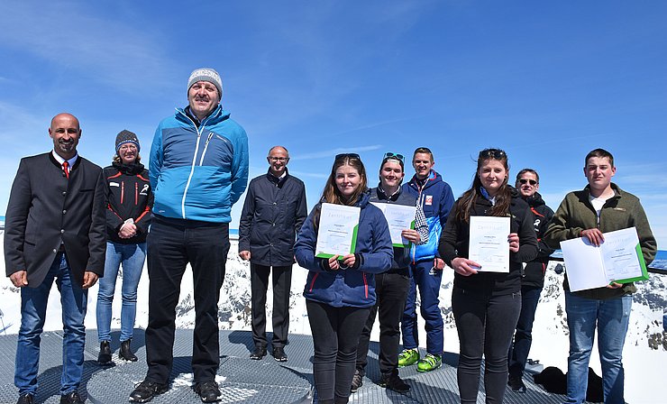 © Land Tirol/Gratl Von links: Thomas Moritz (Direktor LLA Imst), Beate Rubatscher-Larcher (GF Pitztaler Gletscher), Stephan Prantauer (Land Tirol, Abteilung landwirtschaftl. Schulwesen), Wirtschaftslandesrat Anton Mattle, Antonia Walch (Schülerin), Dominik Zangerle, (Schüler), Wolfgang Lamprecht (WIFI Tirol), Lena Frick (Schülerin), Franz Wackernell (GF Pitztaler Gletscher), Adrian Blaas (Schüler).