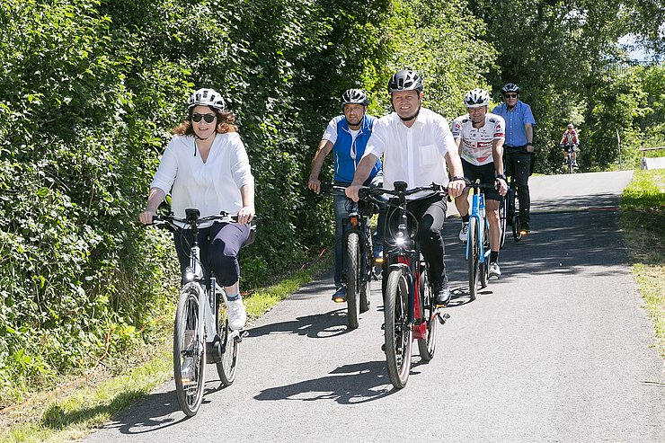 Ingrid Felipe und Josef Geisler mit dem Fahrrad am Weg zur Pressekonferenz. 