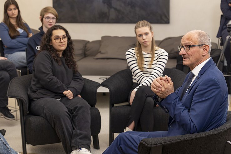 © Land Tirol/Die Fotografen Bei „Frag den LH“ können Schulklassen einmal im Monat mit LH Mattle aktuelle Themen aus der Politik diskutieren.