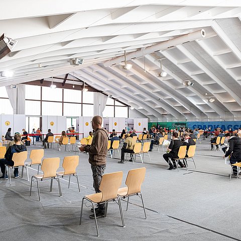 Impfzentren mit Menschen