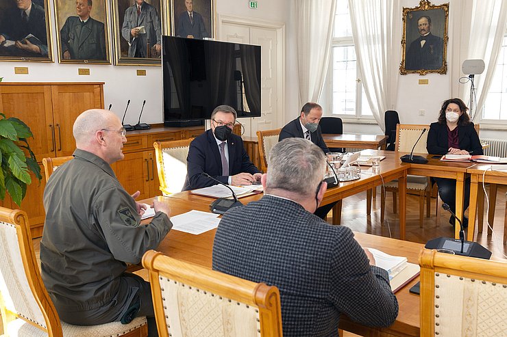Militärkommandant Brigadier Ingo Gstrein gab der Tiroler Landesregierung heute, Dienstag, eine aktuelle Lagebeurteilung ab. 