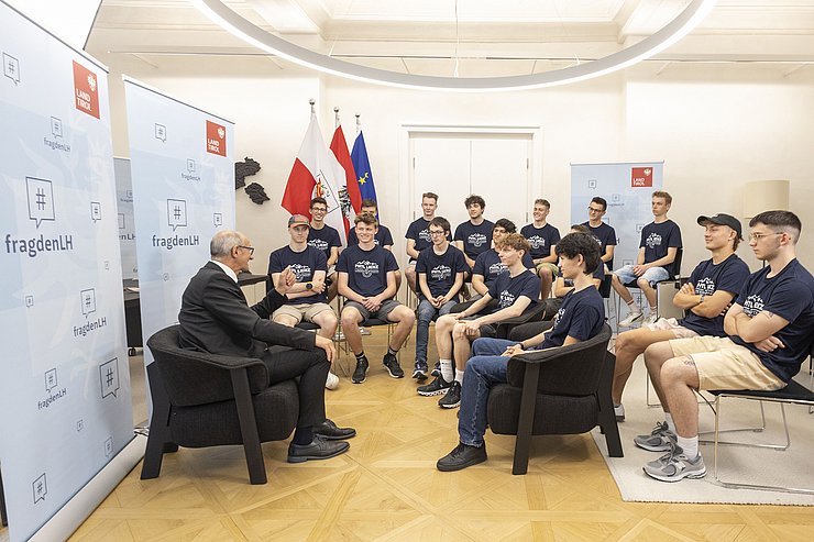 © Land Tirol/Die Fotografen Für die Juli-Ausgabe waren Schüler der Klasse 4bHME der PHTL Lienz zu Gast im Landhaus.