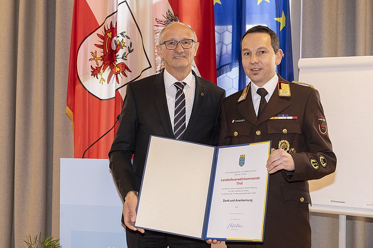 Mattle und Staudacher mit Urkunde