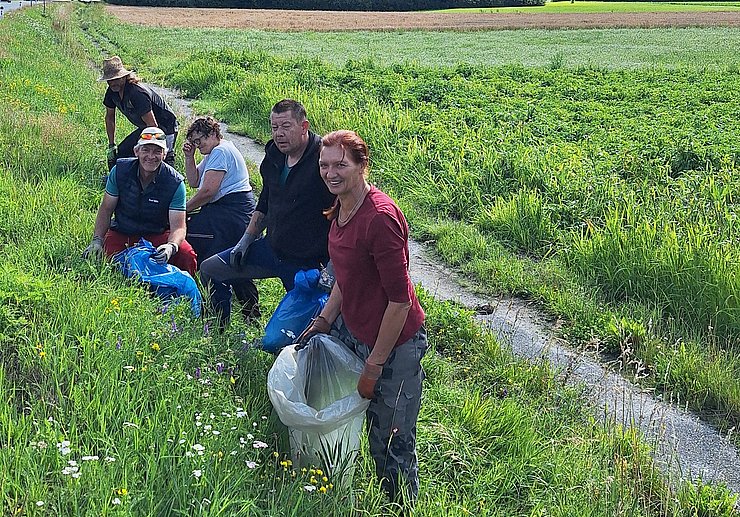 © Land Tirol/Jäger Gruppe von Menschen an Straßenböschung