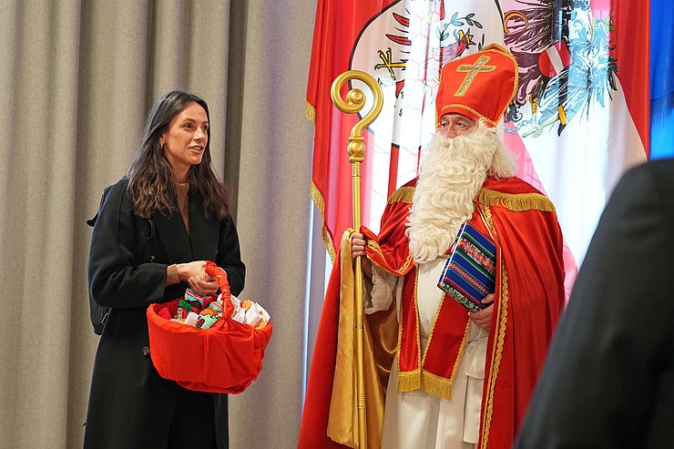© Land Tirol/Reiter Eine Frau neben einem Nikolaus ist zu sehen.