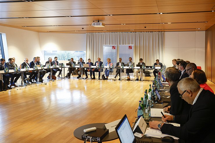 Überblick der Konferenz in einem Saal.