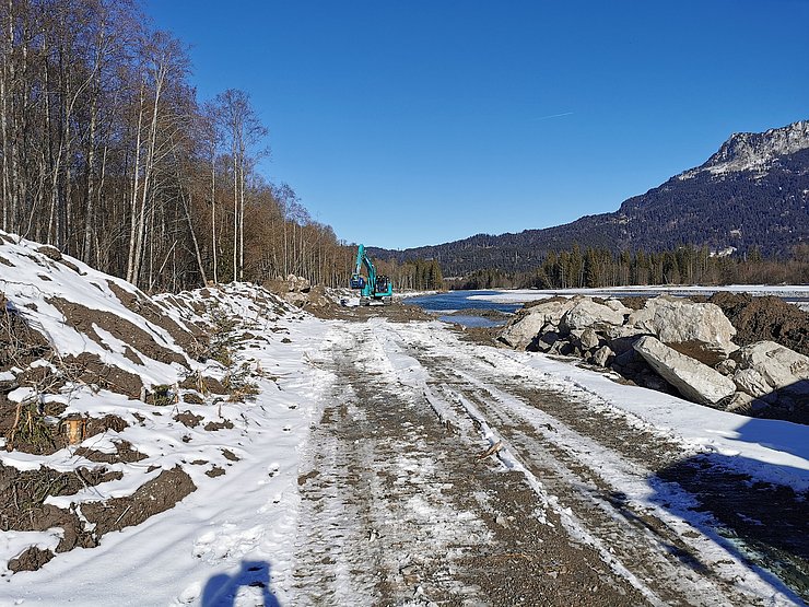 © Land Tirol/Reiter Die Längsverbauung entlang dem Lech wird abgetragen.