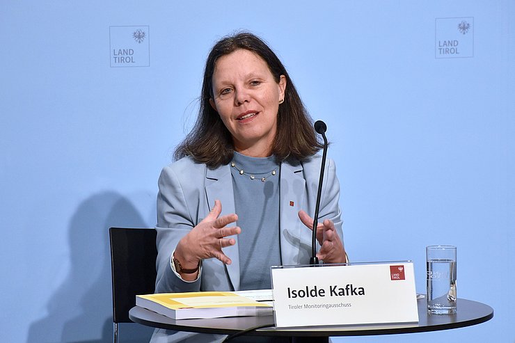 © Land Tirol/Milicevic Isolde Kafka beim Sprechen (und Gestikulieren)
