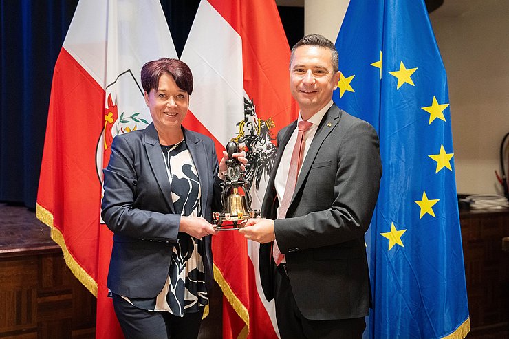 © Tiroler Landtag/Christanell LTPin Sonja Ledl-Rossmann übergab die Vorsitzglocke an ihren Amtskollegen aus dem Burgenland, Robert Hergovich.