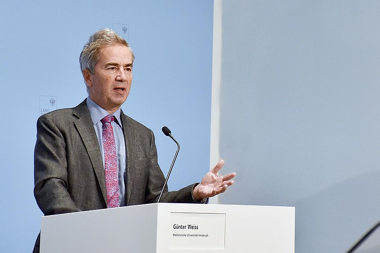 © Land Tirol/Pölzl Professor Günter Weiss bei der Pressekonferenz