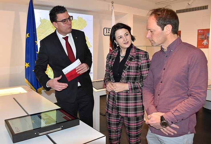 © Land Tirol/Gerzabek Sicherheitslandesrätin Astrid Mair informiert sich über die interaktiven Möglichkeiten der Dauerausstellung des Euregio-Lawinenreports bei Patrick Nairz (Lawinenwarndienst Tirol) und Matthias Fink, Vertreter des Landes Tirol im Generalsekretariat der Euregio Tirol-Südtirol-Trentino.