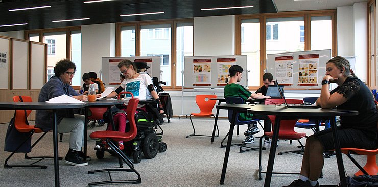 © bidok/Lukas Kindl Jugendliche beim Schreiben