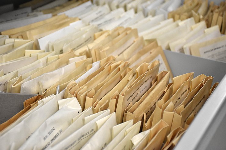 Papiertüten in einer Schublade