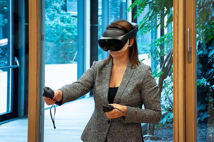 Lrin Mair mit VR Brille auf dem Kopf 