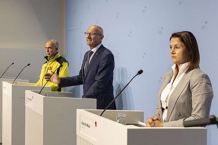 © Land Tirol/Die Fotografen Elmar Rizzoli, Landeshauptmann Mattle und Landesrätin Mair bei Pressekonferenz