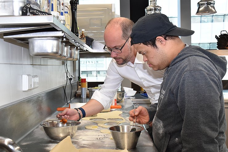 © Land Tirol/Pichler zwei Personen beim Zubereiten von Speisen