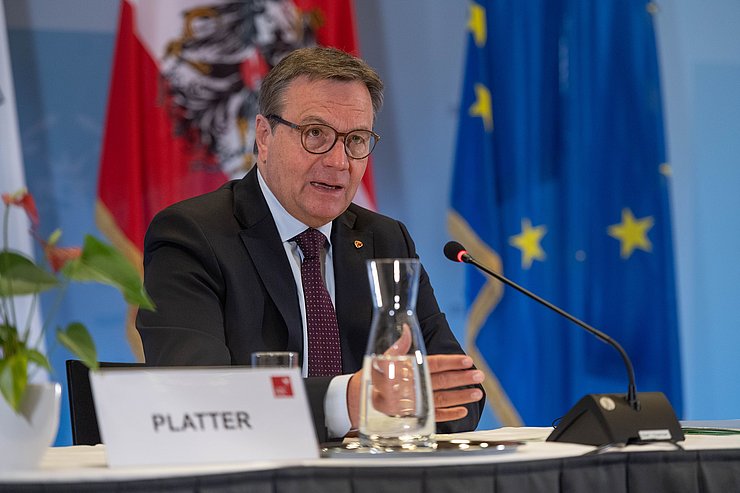 © Land Tirol/G.Berger LH Günther Platter: „Als Landesregierung sehen wir es als unseren Auftrag, den Wirtschaftsstandort Tirol weiter zu stärken und dafür zu sorgen, dass möglichst viele Menschen in unserem Land wieder in Beschäftigung kommen.“